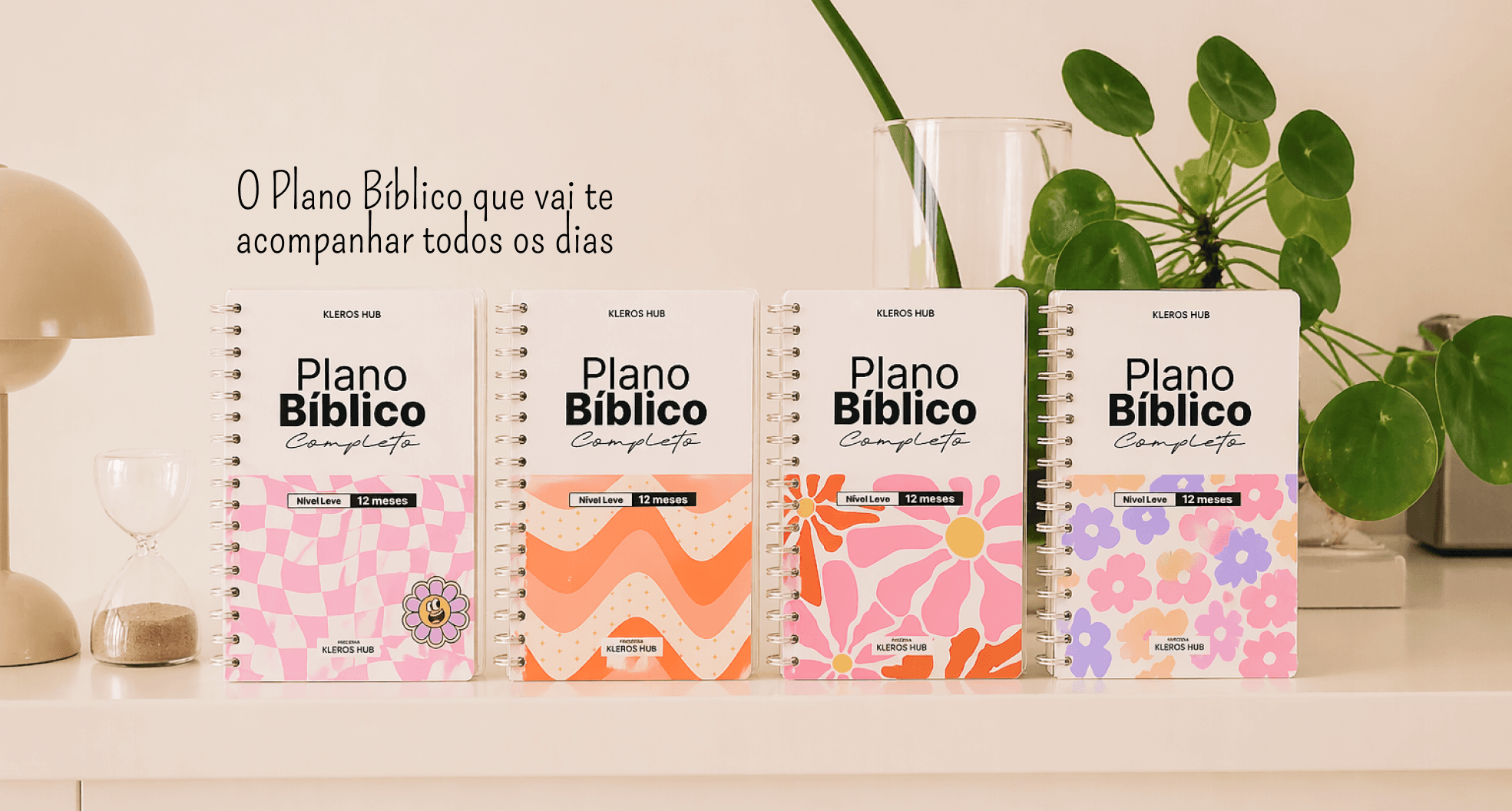 Plano Bíblico Completo com capas coloridas sobre mesa clara